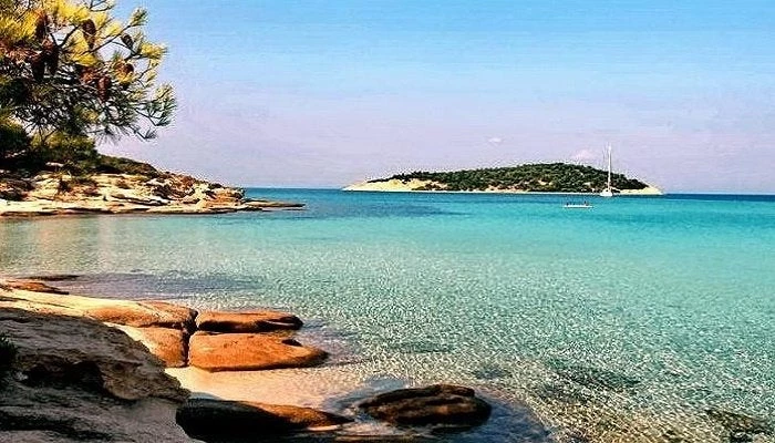 Το άγνωστο εξωτικό ελληνικό νησί που έχει ζεστά νερά όλο το χρόνο και καθόλου κύμα